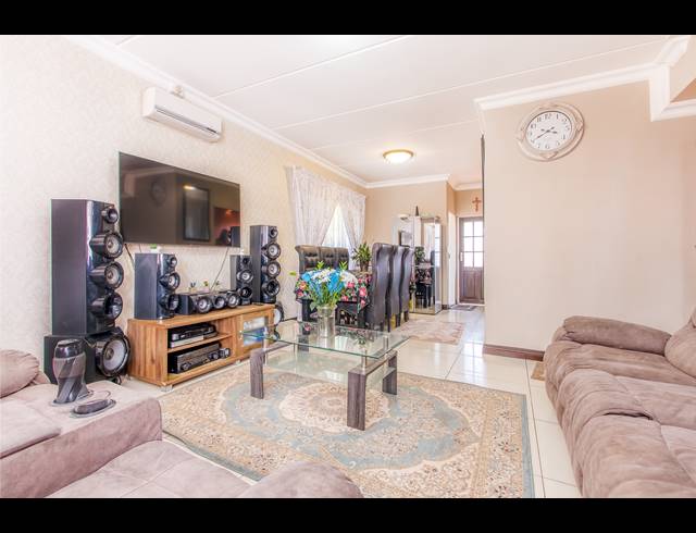 3 BEDROOM TOWNHOUSE RENTED IN RADIOKOP